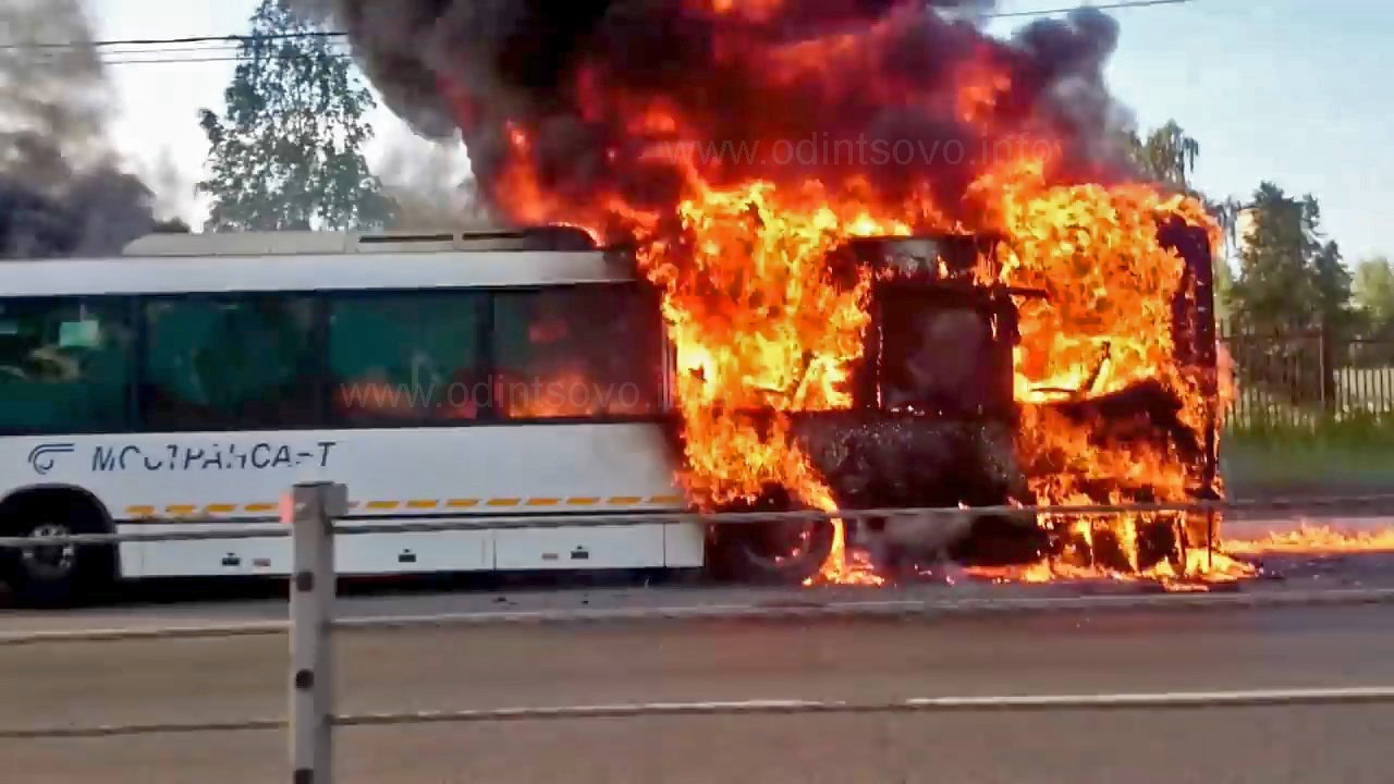 Ехавший на мемориальную церемонию автобус сгорел в Турции Ехавший на мемориальную церемонию автобус сгорел в Турции