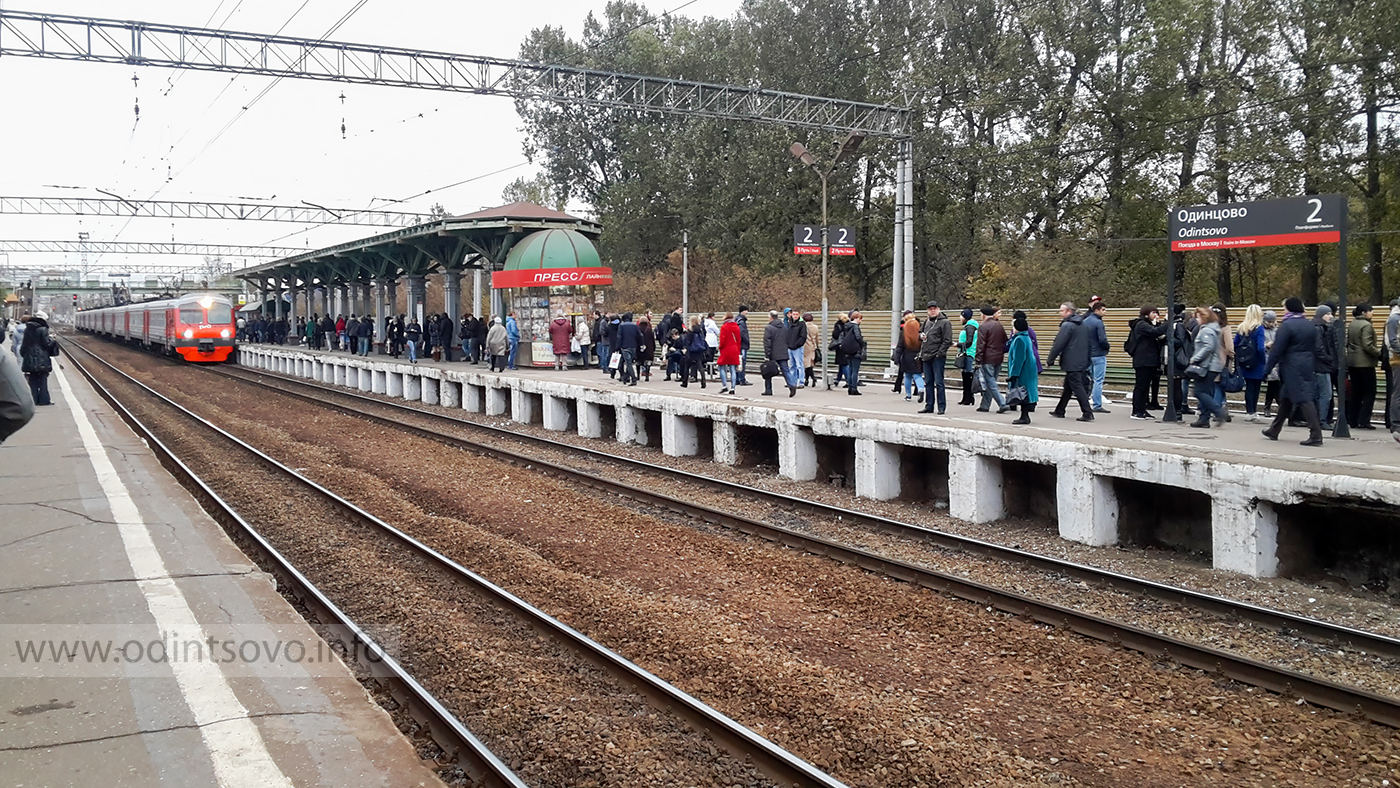 Электрички панки выхино на сегодня. ЖД станция в час пик. Электричка в час пик Одинцово. Электричка пик. Давка на перроне электрички.