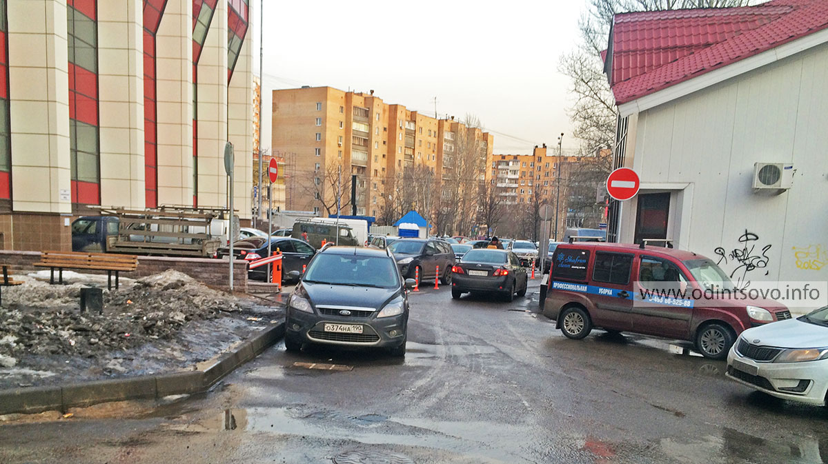 Перекресток во дворе. Перекресток во дворе дома. Одинцово дом во дворе. Перекресток между домами в городе во дворах.