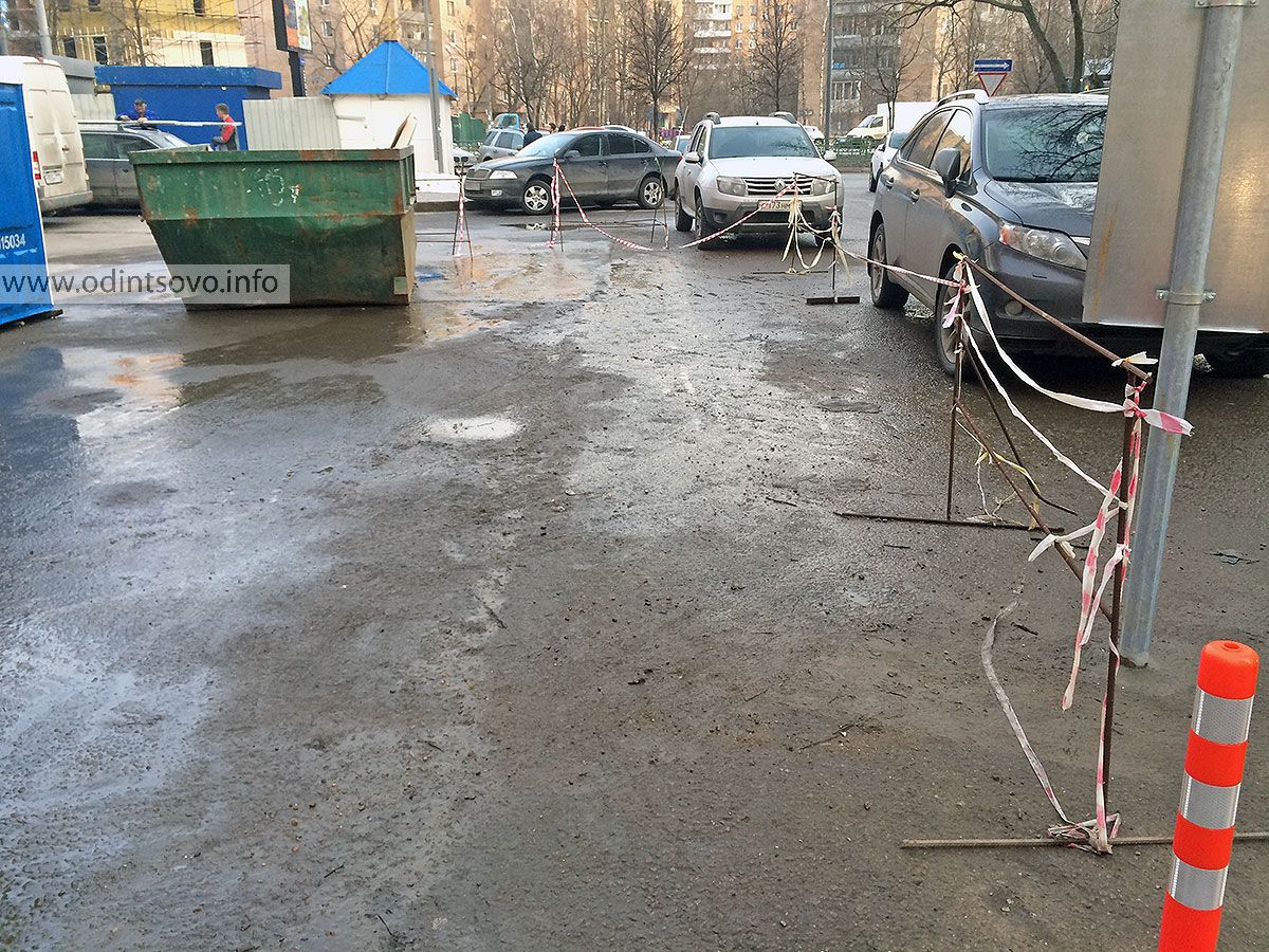 Перекресток во дворе. Перекресток во дворе дома. Равносторонний перекресток во дворах правилом. Пеший перекресток фото во дворе.