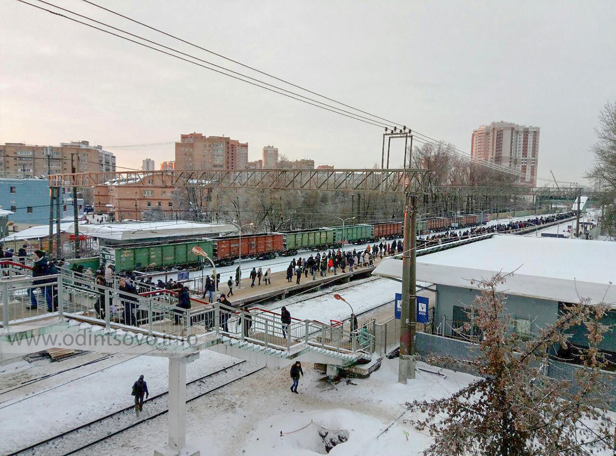 Жд станция одинцово. Станция Одинцово пешеходный мост. Станция Одинцово платформа 2. Одинцово ЖД станция. Станция Одинцово новая платформа.