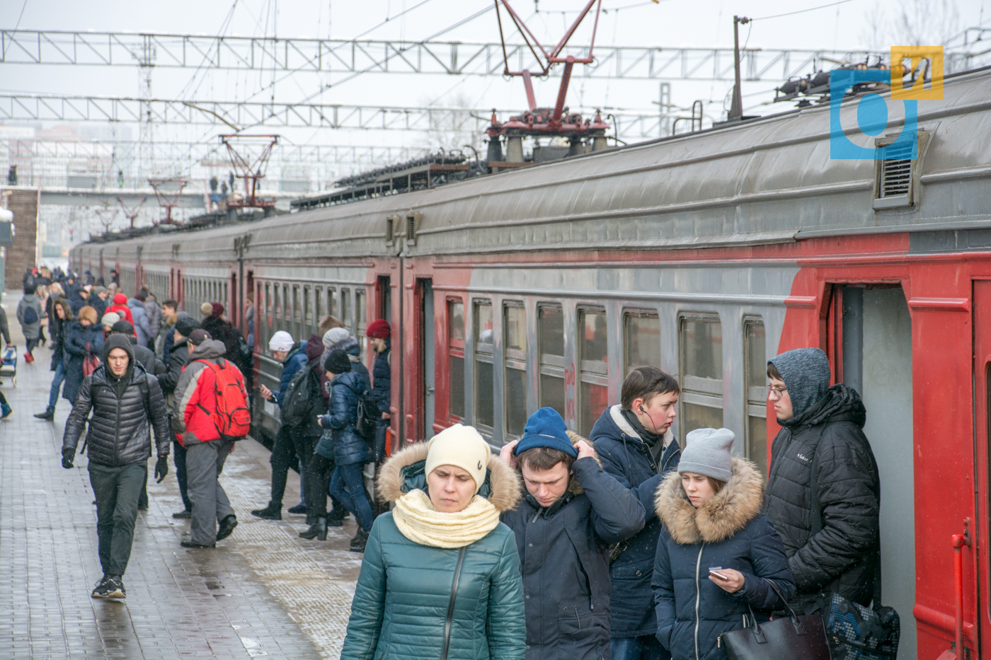 Одинцово станция электрички. Рынок электропоездов. Станции Одинцовской электрички. Козочка на платформе электрички.