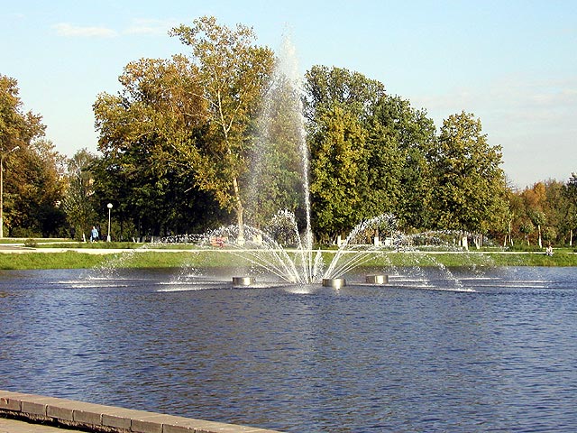 Парки в одинцово. Пруд баранка в одинцово. Центральный пруд баранка одинцово. Озеро баранка в одинцово. Парк баранка одинцово.