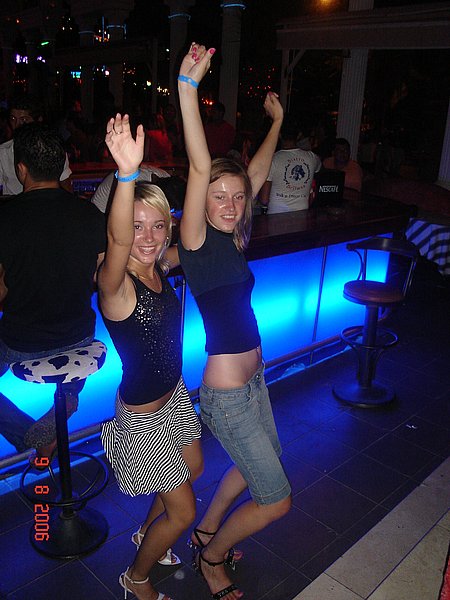 Москва отдыхаем девочкам. Девушка в надувном бассейне. Девушки турции. Девушки одинцово пьяные. Девушка в надувном бассейне.