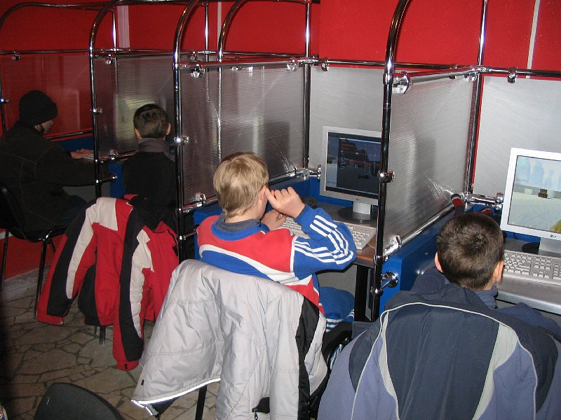 Компьютерный клуб одинцово. Компьютерный клуб. Старый компьютерный клуб. Школьники в компьютерном клубе. Интернет кафе.