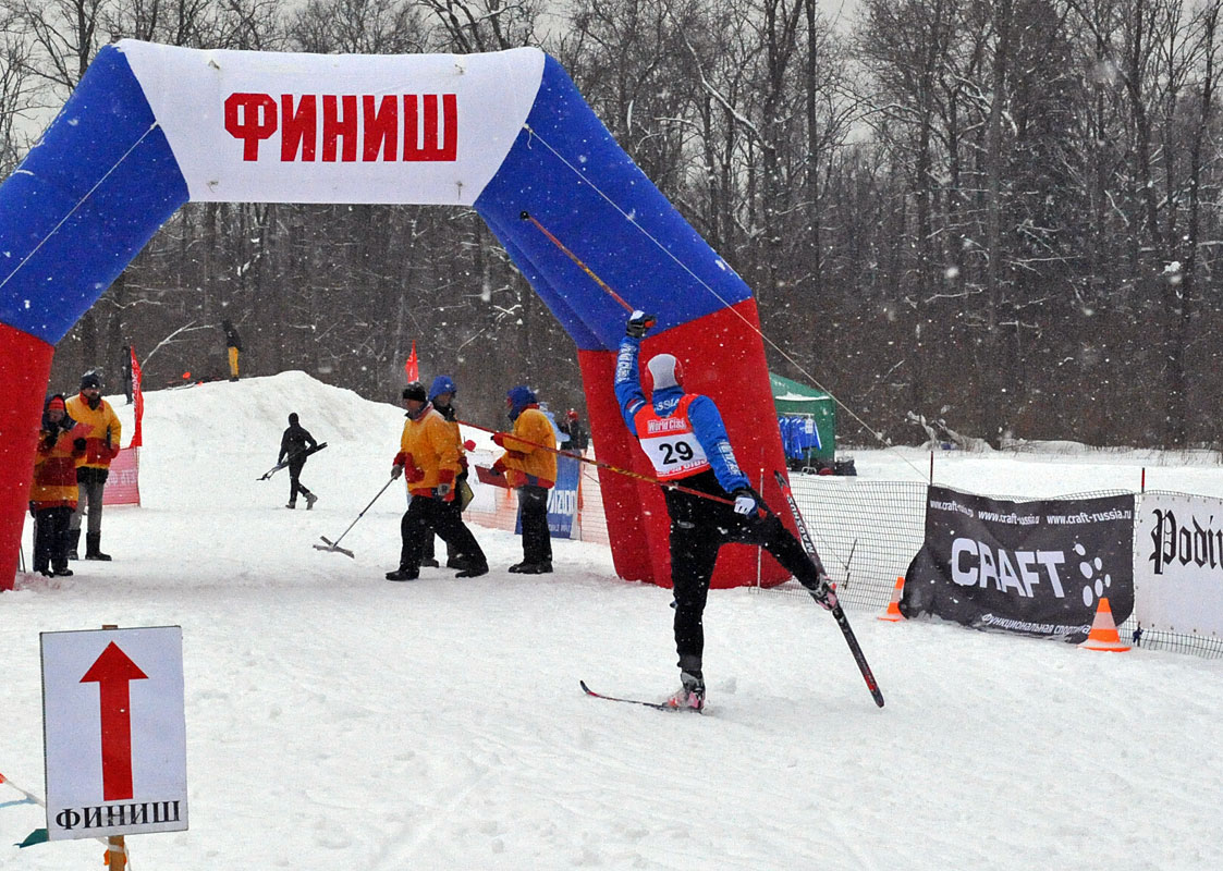 Финиш лыжников с выбрасыванием лыжи вперед